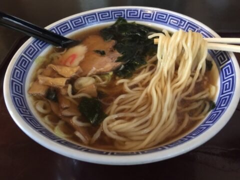 チャーシューとわかめ入りのラーメン