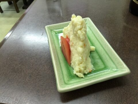 ソースをかけたポテトサラダ