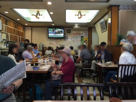 壁一面にメニューが並ぶ水口食堂の店内