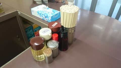 調味料とティッシュのあるふぢののカウンター