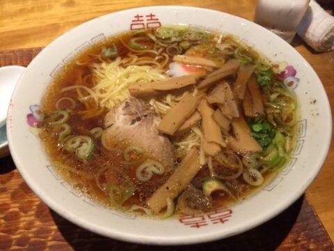 胡椒のかかった中華そば