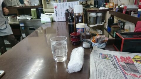 調味料とからしのある藤よしのカウンター