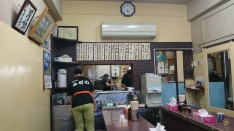 U字型カウンターのふぢの店内