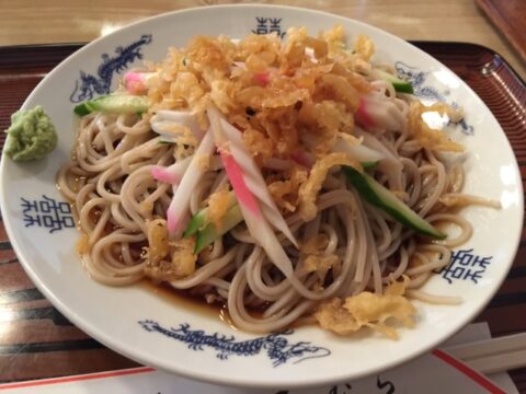 きゅうりとナルト入りの冷やしたぬき