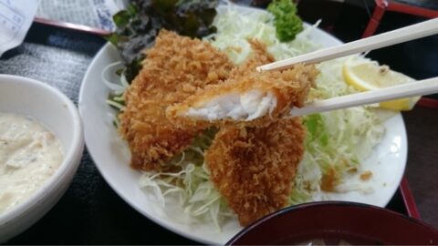 ソースとからしで食べる平目フライ