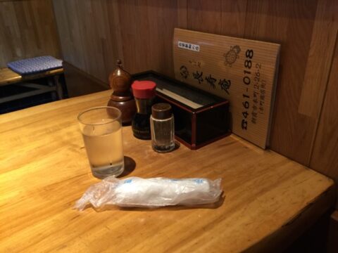 胡椒のある長寿庵のテーブル