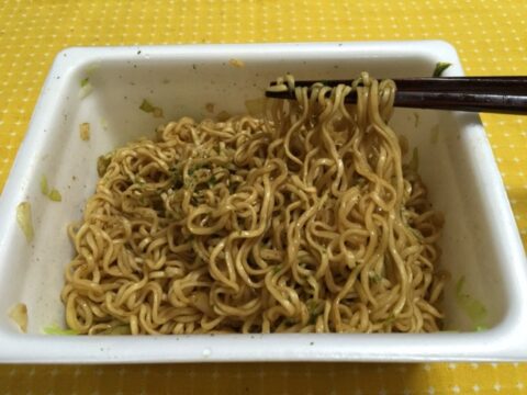 完成したペヤングソースやきそば