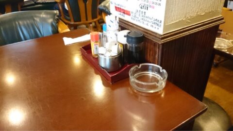 調味料と灰皿のあるみどりのテーブル