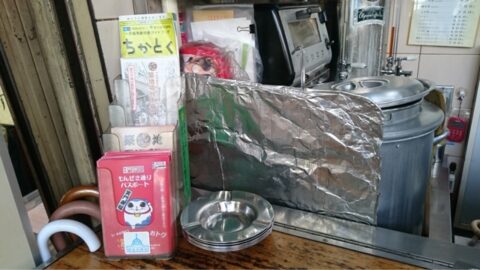灰皿のあるさかえやの店内