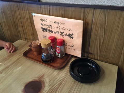 灰皿と胡椒のある大むらのテーブル