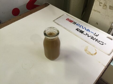 立ち飲みカウンターの牛乳とアンパン