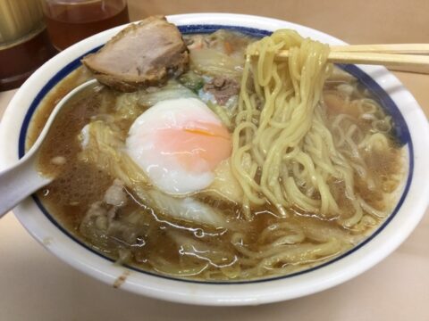 温泉卵入りの野菜あんかけラーメン