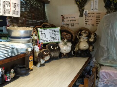 店内の狸とミミズクの置物