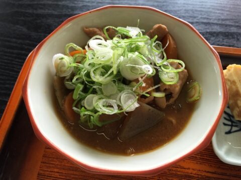ネギの載った味噌もつ煮