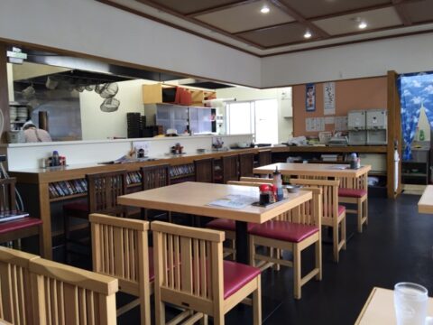 清潔なさか本の店内