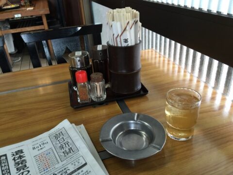調味料と灰皿のあるなみき食堂のテーブル