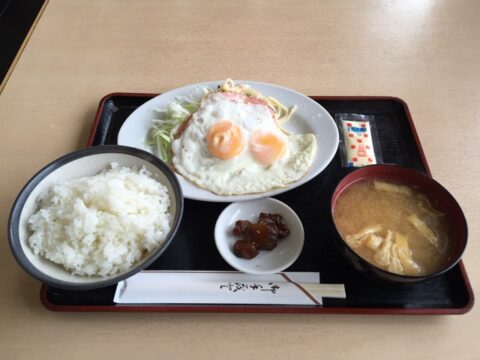 さか本のハムエッグ定食