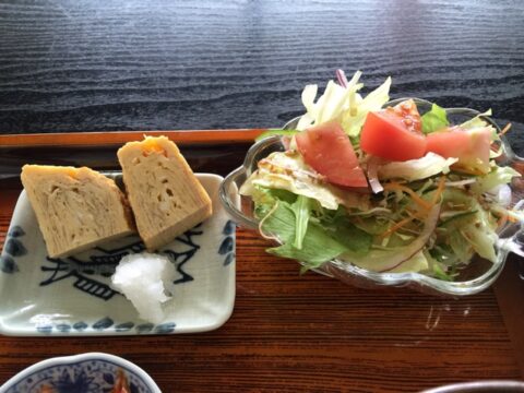 かどやの卵焼きとサラダ