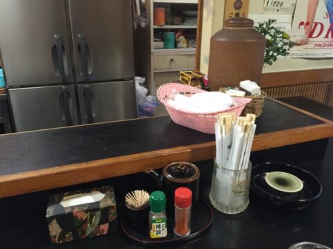 ソースと灰皿のある玉泉のカウンター