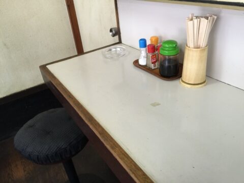 調味料のある一善のテーブル