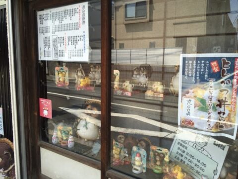 店頭の狸の置物