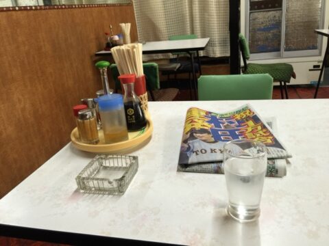 調味料とスポーツ新聞のあるつるやのテーブル
