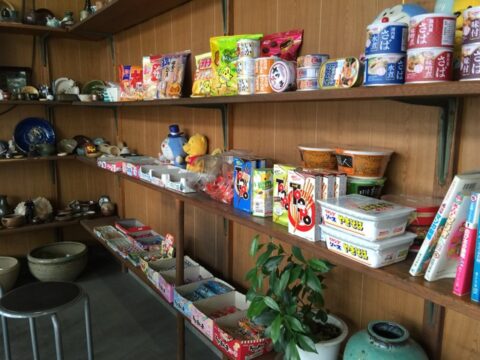 かどやの缶詰と駄菓子棚