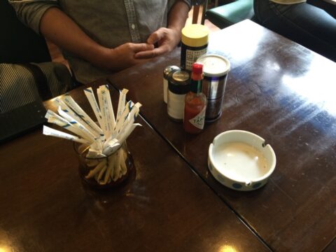 調味料と灰皿のあるフォーシーズンのテーブル