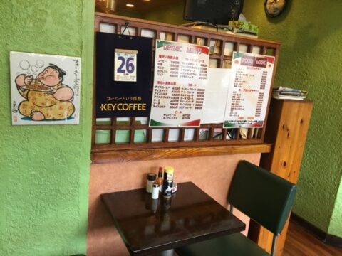 フォーシーズンの店内とメニュー