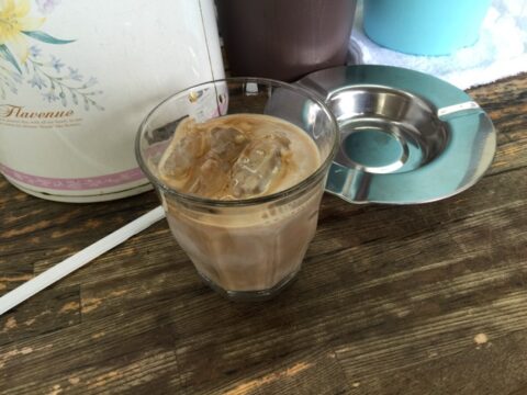 さかえやのアイスミルクコーヒーと灰皿