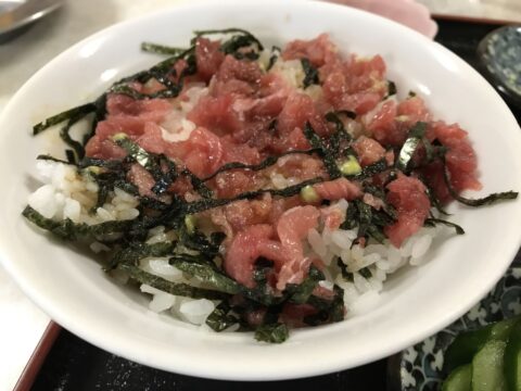 まぐろ中落ち丼に添えられたわさびと甘めのたれ