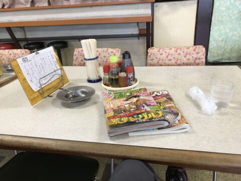 さか本の店内。親方衆で賑わう市場の大食堂