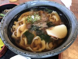 きしめんのアップ。かまぼこと若芽、葱、花かつおが載る