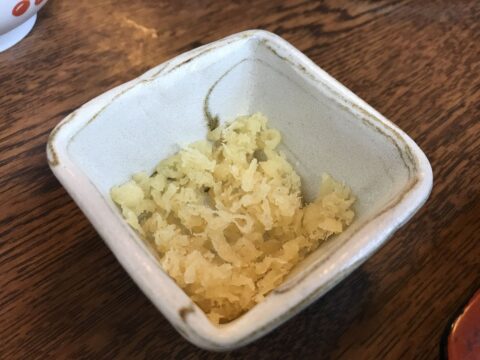 別添で提供される天かすの小鉢