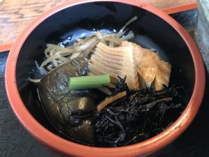 ひじきや竹の子、かまぼこが盛られた小鉢