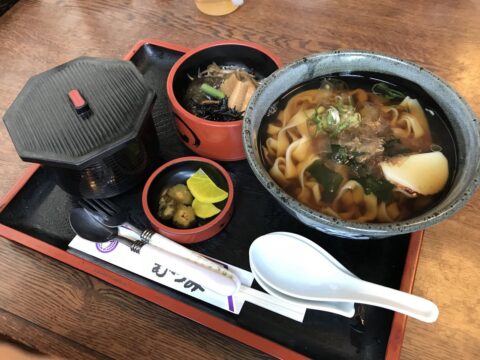 めん処むつみのきしめん定食。お櫃入りのご飯、小鉢、漬物、きしめん