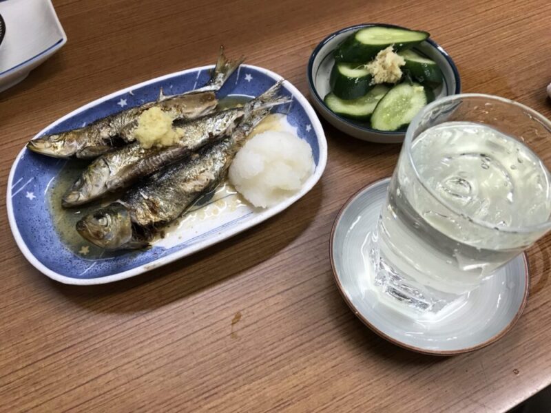 市場で鮃刺 糸コン煮 鰯塩焼き 胡瓜の漬物 魚源食堂 柳橋中央市場 愛知県名古屋市中村区名駅 俺の居場所は何処だ