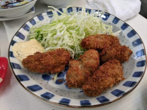 市場で鮪刺 鯖の味噌煮 鯵の塩焼き 鮟肝 カキフライ 魚源食堂 柳橋中央市場 愛知県名古屋市中村区名駅 俺の居場所は何処だ