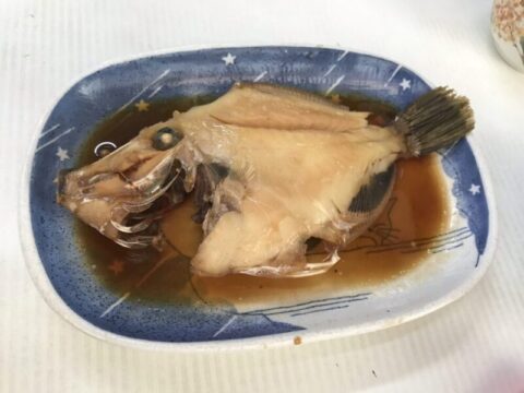 市場で鮪刺 カワハギの煮付け 厚揚げと小松菜の鶏そぼろ餡 魚源食堂 柳橋中央市場 愛知県名古屋市中村区名駅 俺の居場所は何処だ