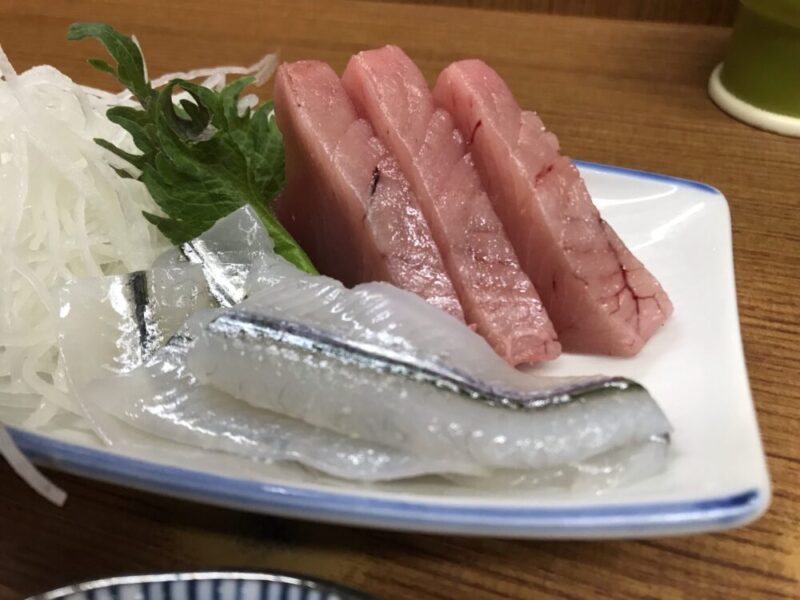 市場でメジマグロ 細魚刺 穴子煮 蕪と肉団子の煮物 揚げ出し豆腐 魚源食堂 柳橋中央市場 愛知県名古屋市中村区名駅 俺の居場所は何処だ