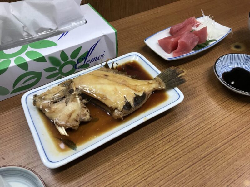 市場で鮪刺 カワハギ煮 魚源食堂 柳橋中央市場 愛知県名古屋市中村区名駅 俺の居場所は何処だ