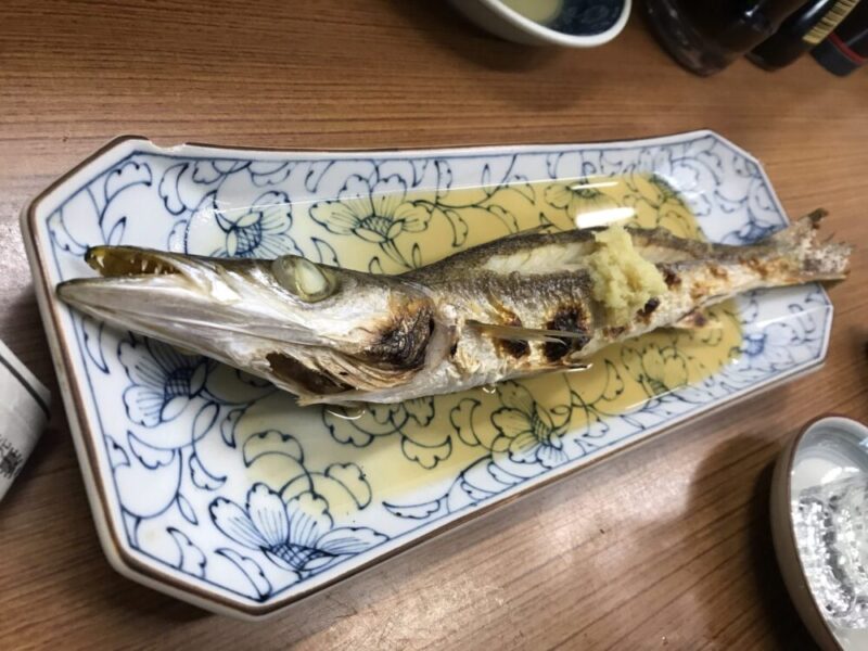 市場で鰤刺 蕗の煮物 カマスの塩焼き 魚源食堂 柳橋中央市場 愛知県名古屋市中村区名駅 俺の居場所は何処だ