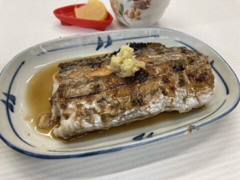 市場で鮪刺 鮃刺 糸コン煮 太刀魚塩焼き 烏賊ゲソ 魚源食堂 柳橋中央市場 愛知県名古屋市中村区名駅 俺の居場所は何処だ