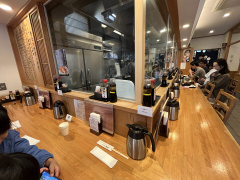 初詣子連れ伊勢詣の定番コロッケ！？＠豚捨外宮前店（三重県伊勢市岩渕） 机上には伊勢ソースにとんかつソース。 やっぱりコロッケを食べたい人が多いんでしょうね