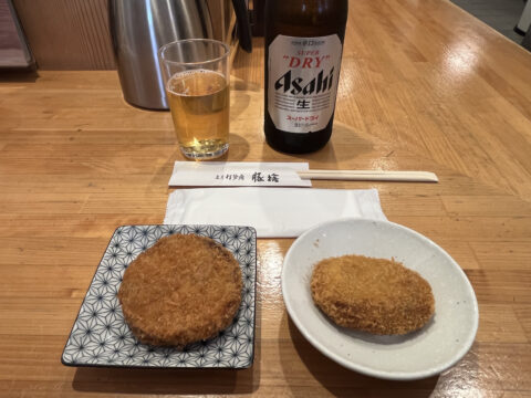 初詣子連れ伊勢詣の定番コロッケ！？＠豚捨外宮前店（三重県伊勢市岩渕） 普段は少食な真ん中の娘が、なんと 3皿もおかわり 。子供の舌は正直です。親の分まで吸