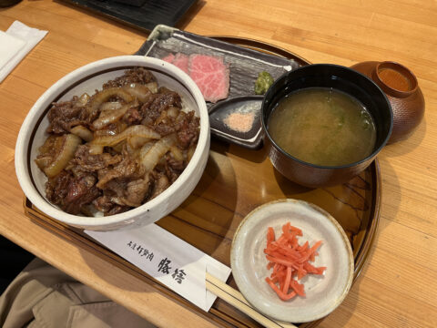 初詣子連れ伊勢詣の定番コロッケ！？＠豚捨外宮前店（三重県伊勢市岩渕） わさびをちょいと添えれば、立派なお父さんの酒の肴に早変わり。ご飯に乗せるのが勿体ない