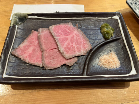 初詣子連れ伊勢詣の定番コロッケ！？＠豚捨外宮前店（三重県伊勢市岩渕） 豚捨の 牛丼 は、もはや「すき焼き丼」。濃いめのタレを纏った和牛が鎮座する、高級な一