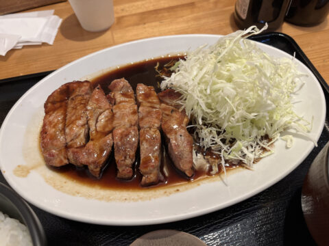 初詣子連れ伊勢詣の定番コロッケ！？＠豚捨外宮前店（三重県伊勢市岩渕） しっかりとお腹を満たし、五十鈴茶屋で一服し、白鷹でお清めを済ませてから内宮へ。 これ