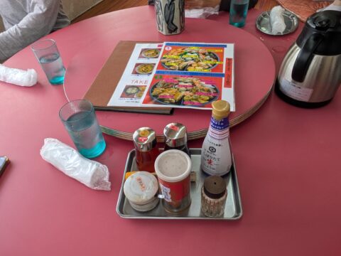 仙楽 1階店内・円卓