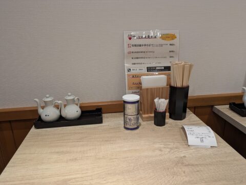 森下のお一人様テーブル。調味料と箸立てが整然と置かれた清潔感のある席。